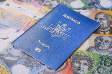 Koyu arkaplanda bir Avustralya vatandaşının uluslararası biyometrik pasaportu