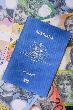 Koyu arkaplanda bir Avustralya vatandaşının uluslararası biyometrik pasaportu