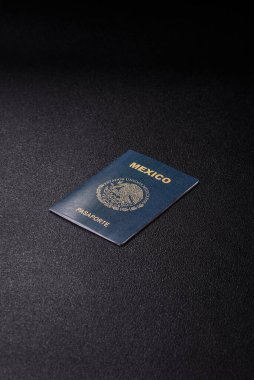 Karanlık arka planda bir Meksika vatandaşının uluslararası biyometrik pasaportu
