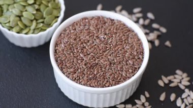 Bir kasede keten tohumu, vejetaryen ya da vejetaryen yemeği yapmak için bir malzeme. Lezzetli ve sağlıklı yemekler.