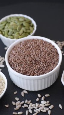 Bir kasede keten tohumu, vejetaryen ya da vejetaryen yemeği yapmak için bir malzeme. Lezzetli ve sağlıklı yemekler.