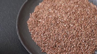 Bir kasede keten tohumu, vejetaryen ya da vejetaryen yemeği yapmak için bir malzeme. Lezzetli ve sağlıklı yemekler.