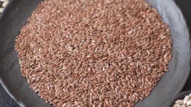 Bir kasede keten tohumu, vejetaryen ya da vejetaryen yemeği yapmak için bir malzeme. Lezzetli ve sağlıklı yemekler.