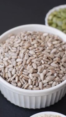 Bir kasede soyulmuş ayçekirdeği, vejetaryen ya da vejetaryen yemeği yapmak için bir malzeme. Lezzetli ve sağlıklı yemekler.