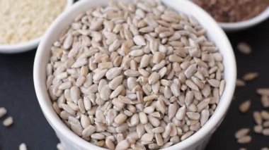 Bir kasede soyulmuş ayçekirdeği, vejetaryen ya da vejetaryen yemeği yapmak için bir malzeme. Lezzetli ve sağlıklı yemekler.