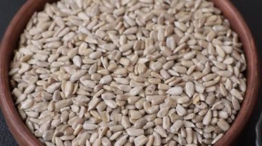 Bir kasede soyulmuş ayçekirdeği, vejetaryen ya da vejetaryen yemeği yapmak için bir malzeme. Lezzetli ve sağlıklı yemekler.