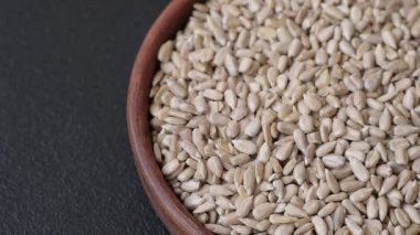 Bir kasede soyulmuş ayçekirdeği, vejetaryen ya da vejetaryen yemeği yapmak için bir malzeme. Lezzetli ve sağlıklı yemekler.