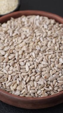 Bir kasede soyulmuş ayçekirdeği, vejetaryen ya da vejetaryen yemeği yapmak için bir malzeme. Lezzetli ve sağlıklı yemekler.