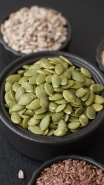 Bir kasede kabak çekirdeği kabuğu kabuğu soymak, vejetaryen ya da vejetaryen yemeği yapmak için bir malzeme. Lezzetli ve sağlıklı yemekler.