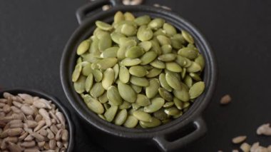 Bir kasede kabak çekirdeği kabuğu kabuğu soymak, vejetaryen ya da vejetaryen yemeği yapmak için bir malzeme. Lezzetli ve sağlıklı yemekler.