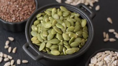 Bir kasede kabak çekirdeği kabuğu kabuğu soymak, vejetaryen ya da vejetaryen yemeği yapmak için bir malzeme. Lezzetli ve sağlıklı yemekler.