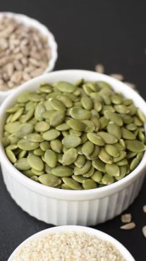 Bir kasede kabak çekirdeği kabuğu kabuğu soymak, vejetaryen ya da vejetaryen yemeği yapmak için bir malzeme. Lezzetli ve sağlıklı yemekler.