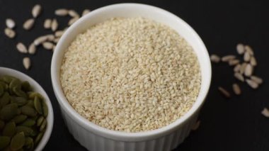 Bir kasede beyaz susam tohumu, vejetaryen ya da vejetaryen yemeği yapmak için bir malzeme. Lezzetli ve sağlıklı yemekler.