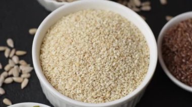 Bir kasede beyaz susam tohumu, vejetaryen ya da vejetaryen yemeği yapmak için bir malzeme. Lezzetli ve sağlıklı yemekler.