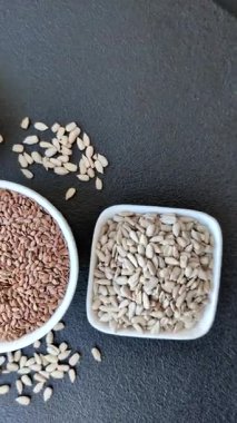 Bir kasede keten tohumu, vejetaryen ya da vejetaryen yemeği yapmak için bir malzeme. Lezzetli ve sağlıklı yemekler.