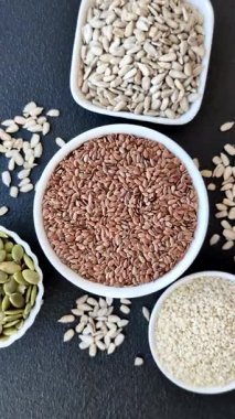 Bir kasede keten tohumu, vejetaryen ya da vejetaryen yemeği yapmak için bir malzeme. Lezzetli ve sağlıklı yemekler.