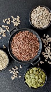 Bir kasede keten tohumu, vejetaryen ya da vejetaryen yemeği yapmak için bir malzeme. Lezzetli ve sağlıklı yemekler.