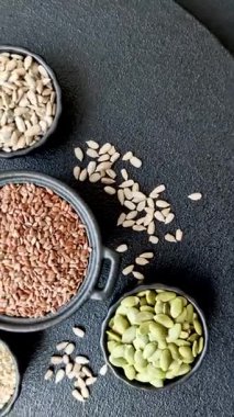 Bir kasede keten tohumu, vejetaryen ya da vejetaryen yemeği yapmak için bir malzeme. Lezzetli ve sağlıklı yemekler.