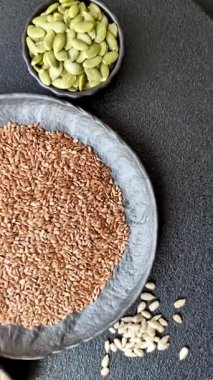 Bir kasede keten tohumu, vejetaryen ya da vejetaryen yemeği yapmak için bir malzeme. Lezzetli ve sağlıklı yemekler.