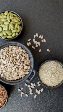 Bir kasede soyulmuş ayçekirdeği, vejetaryen ya da vejetaryen yemeği yapmak için bir malzeme. Lezzetli ve sağlıklı yemekler.