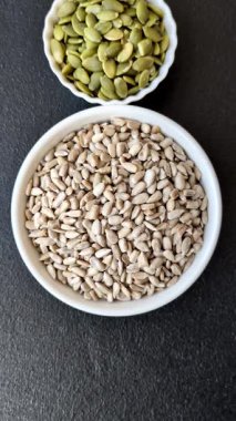 Bir kasede soyulmuş ayçekirdeği, vejetaryen ya da vejetaryen yemeği yapmak için bir malzeme. Lezzetli ve sağlıklı yemekler.