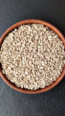 Bir kasede soyulmuş ayçekirdeği, vejetaryen ya da vejetaryen yemeği yapmak için bir malzeme. Lezzetli ve sağlıklı yemekler.