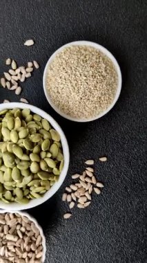 Bir kasede kabak çekirdeği kabuğu kabuğu soymak, vejetaryen ya da vejetaryen yemeği yapmak için bir malzeme. Lezzetli ve sağlıklı yemekler.