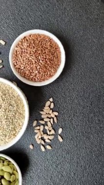 Bir kasede beyaz susam tohumu, vejetaryen ya da vejetaryen yemeği yapmak için bir malzeme. Lezzetli ve sağlıklı yemekler.