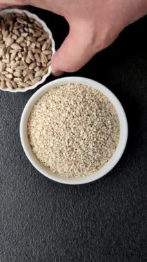 Bir kasede beyaz susam tohumu, vejetaryen ya da vejetaryen yemeği yapmak için bir malzeme. Lezzetli ve sağlıklı yemekler.