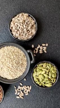 Bir kasede beyaz susam tohumu, vejetaryen ya da vejetaryen yemeği yapmak için bir malzeme. Lezzetli ve sağlıklı yemekler.