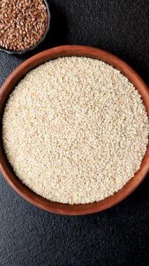 Bir kasede beyaz susam tohumu, vejetaryen ya da vejetaryen yemeği yapmak için bir malzeme. Lezzetli ve sağlıklı yemekler.