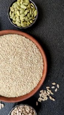 Bir kasede beyaz susam tohumu, vejetaryen ya da vejetaryen yemeği yapmak için bir malzeme. Lezzetli ve sağlıklı yemekler.