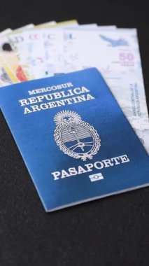 Karanlık arka planda Arjantin vatandaşının uluslararası biyometrik pasaportu