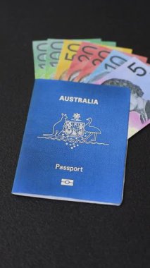 Koyu arkaplanda bir Avustralya vatandaşının uluslararası biyometrik pasaportu