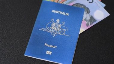 Koyu arkaplanda bir Avustralya vatandaşının uluslararası biyometrik pasaportu