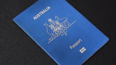 Koyu arkaplanda bir Avustralya vatandaşının uluslararası biyometrik pasaportu