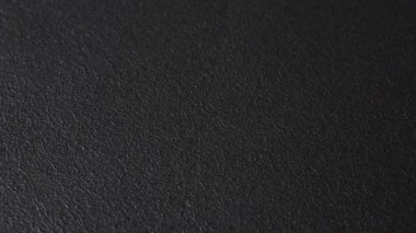 Karanlık arka planda Arjantin vatandaşının uluslararası biyometrik pasaportu