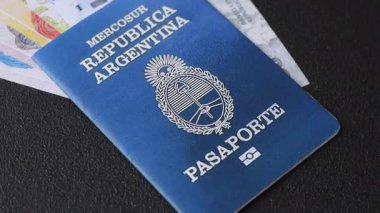 Karanlık arka planda Arjantin vatandaşının uluslararası biyometrik pasaportu