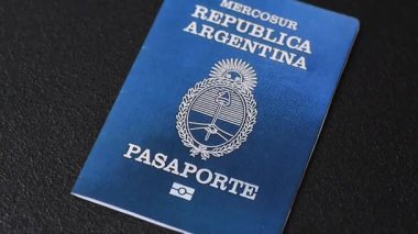 Karanlık arka planda Arjantin vatandaşının uluslararası biyometrik pasaportu