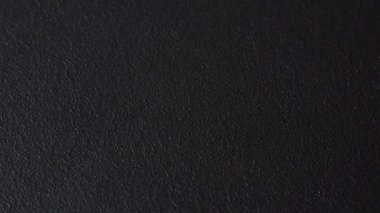 Karanlık arka planda bir Meksika vatandaşının uluslararası biyometrik pasaportu