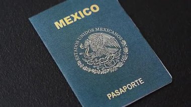 Karanlık arka planda bir Meksika vatandaşının uluslararası biyometrik pasaportu