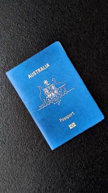 Koyu arkaplanda bir Avustralya vatandaşının uluslararası biyometrik pasaportu