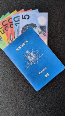 Koyu arkaplanda bir Avustralya vatandaşının uluslararası biyometrik pasaportu