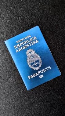 Karanlık arka planda Arjantin vatandaşının uluslararası biyometrik pasaportu