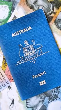 Koyu arkaplanda bir Avustralya vatandaşının uluslararası biyometrik pasaportu