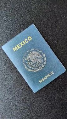 Karanlık arka planda bir Meksika vatandaşının uluslararası biyometrik pasaportu
