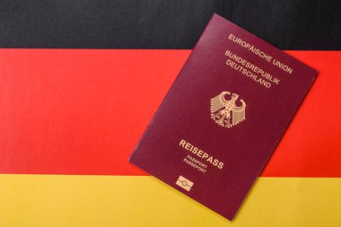 Alman vatandaşı pasaportu, Alman ulusal bayrağının arka planına karşı tasarımınız için bir arka plan.