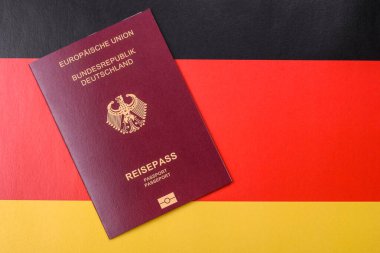 Alman vatandaşı pasaportu, Alman ulusal bayrağının arka planına karşı tasarımınız için bir arka plan.