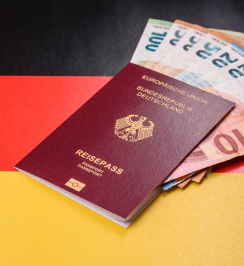 Alman vatandaşı pasaportu, Alman ulusal bayrağının arka planına karşı tasarımınız için bir arka plan.