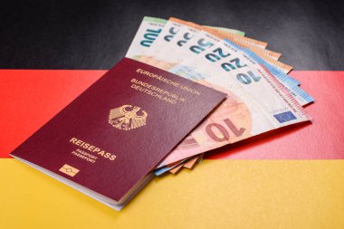 Alman vatandaşı pasaportu, Alman ulusal bayrağının arka planına karşı tasarımınız için bir arka plan.